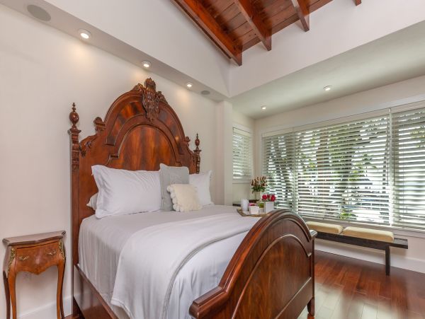 Beautiful Bayfront Estate Private Beach, Dock & Lagoon Pool