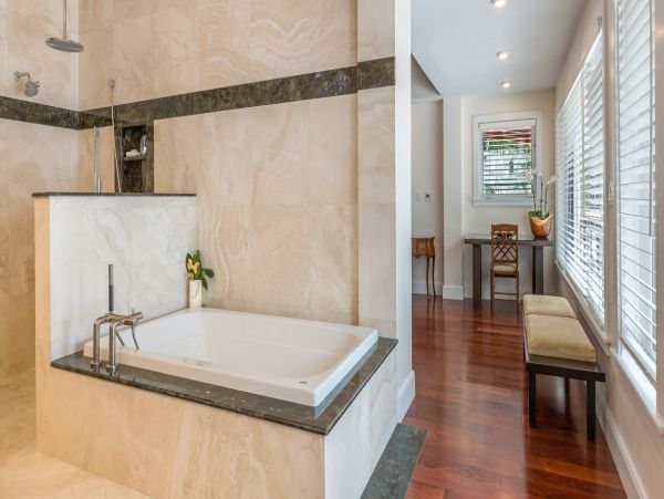 Beautiful Bayfront Estate Private Beach, Dock & Lagoon Pool