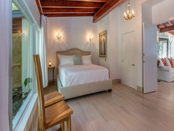 Beautiful Bayfront Estate Private Beach, Dock & Lagoon Pool