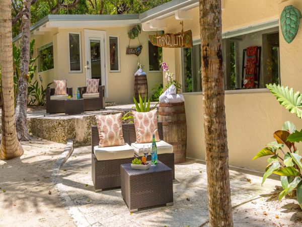 Beautiful Bayfront Estate Private Beach, Dock & Lagoon Pool