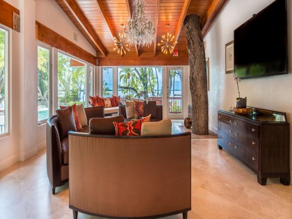 Beautiful Bayfront Estate Private Beach, Dock & Lagoon Pool