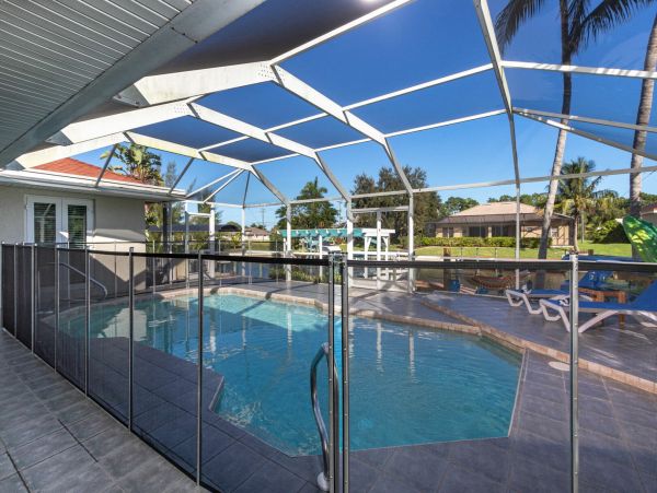 Cape Coral Vacation Villa Three Bedroom & Caged Pool