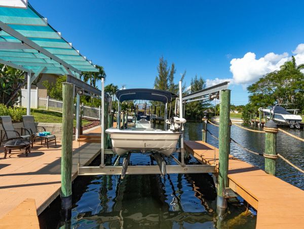Cape Coral Vacation Villa Three Bedroom & Caged Pool