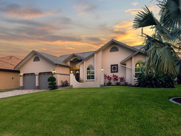 Beautiful Family Water Front Home with Dock in Cape Coral