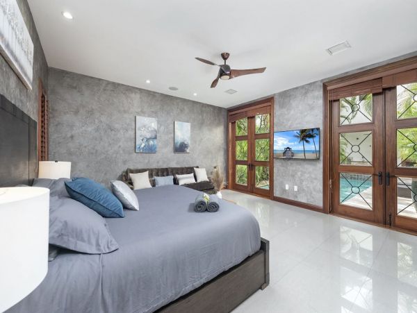 Fort Lauderdale Luxury Vacation Villa with Pool Sleeps 12