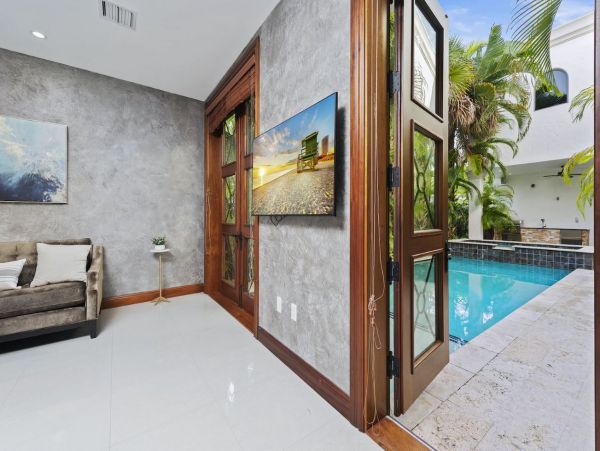 Fort Lauderdale Luxury Vacation Villa with Pool Sleeps 12