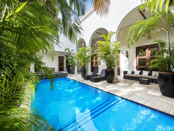 Fort Lauderdale Luxury Vacation Villa with Pool Sleeps 12