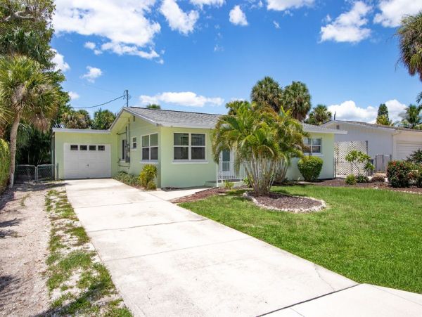 Four Bedroom Family Home with Caged Pool in Fort Myers Beach