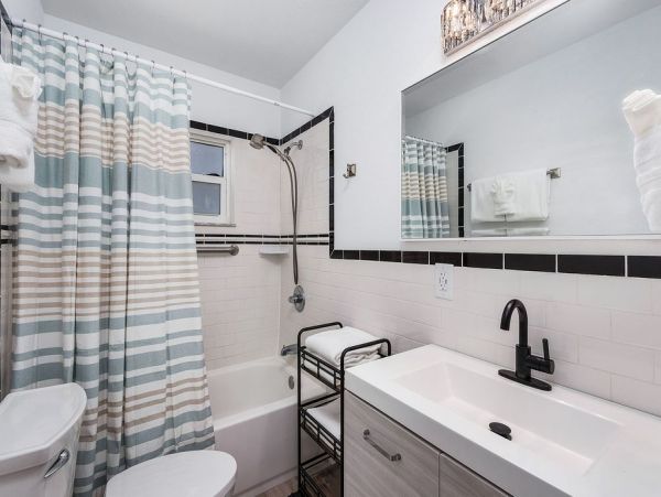 Four Bedroom Family Home with Caged Pool in Fort Myers Beach