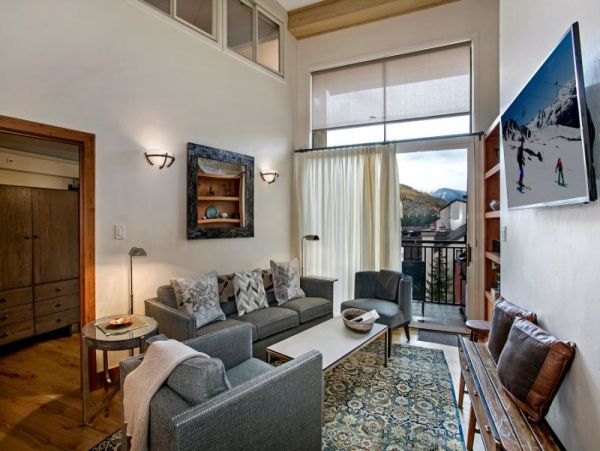 Pet Friendly Walk to Lionsahed Gondola