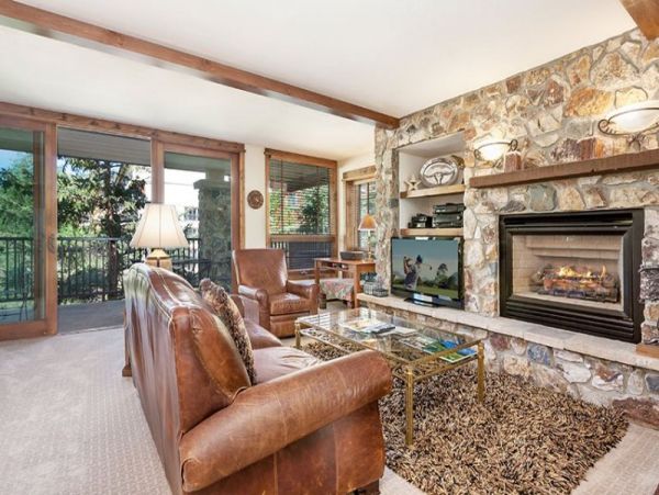 Platinum rated pet friendly condo short walk to lift Lionshe