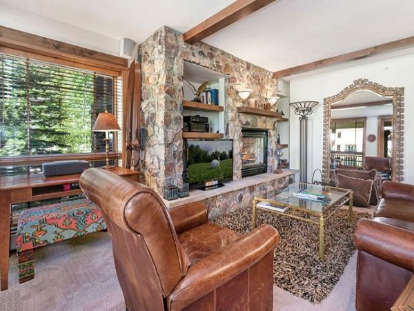 Platinum rated pet friendly condo short walk to lift Lionshe
