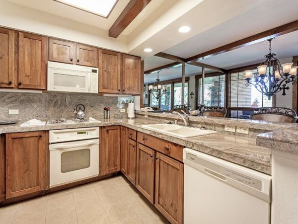 Platinum rated pet friendly condo short walk to lift Lionshe
