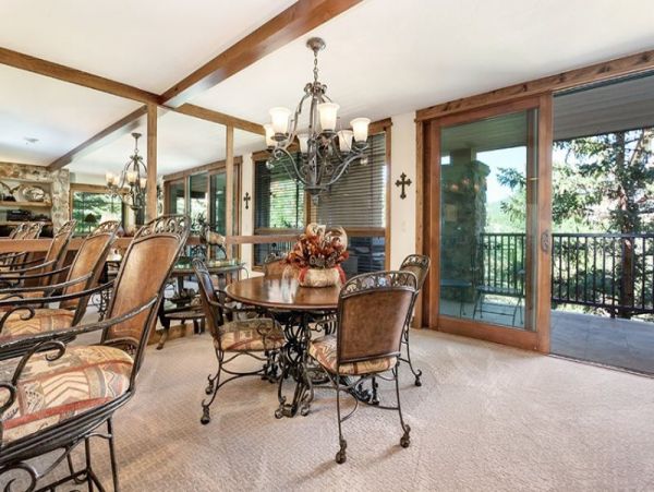 Platinum rated pet friendly condo short walk to lift Lionshe