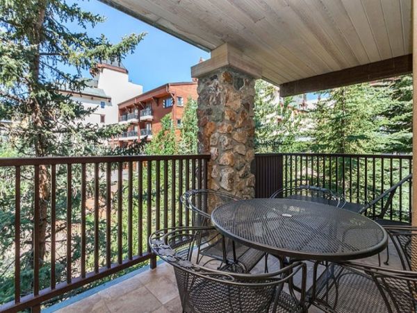 Platinum rated pet friendly condo short walk to lift Lionshe