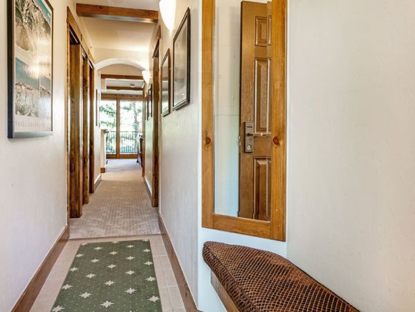 Platinum rated pet friendly condo short walk to lift Lionshe