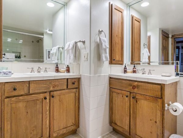 Platinum rated pet friendly condo short walk to lift Lionshe