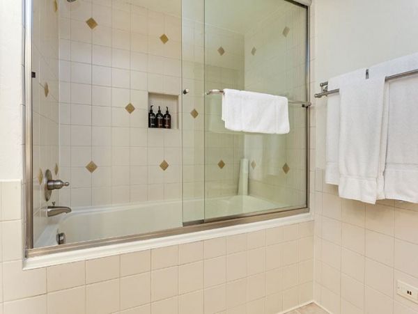 Platinum rated pet friendly condo short walk to lift Lionshe