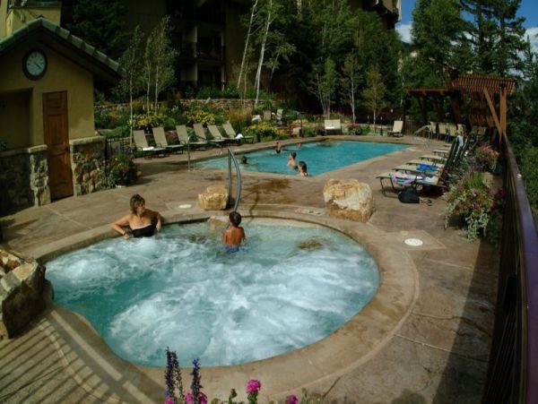 Platinum rated pet friendly condo short walk to lift Lionshe