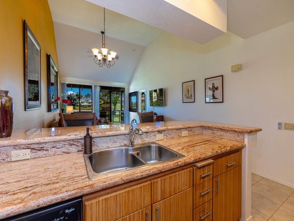 Maui Condo with Stunning Views - Book Your Hawaiian Getaway