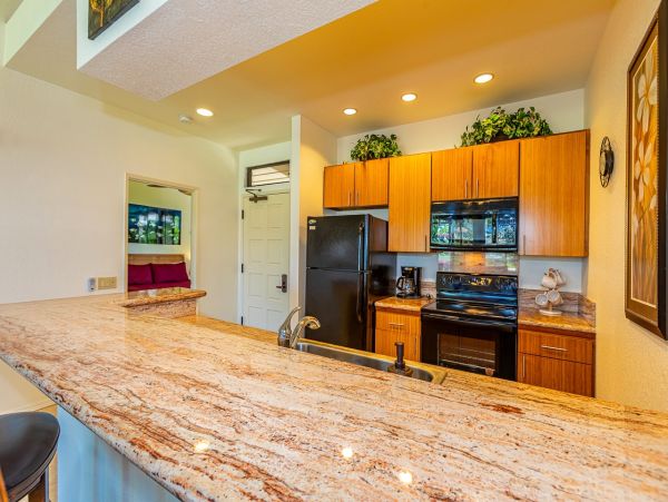 Maui Condo with Stunning Views - Book Your Hawaiian Getaway