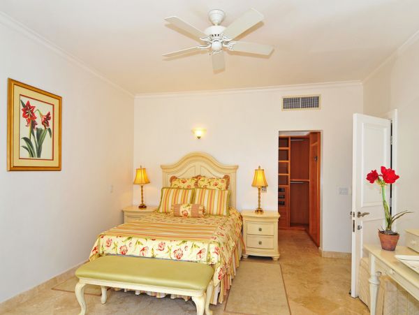 Barbados Condo 973360