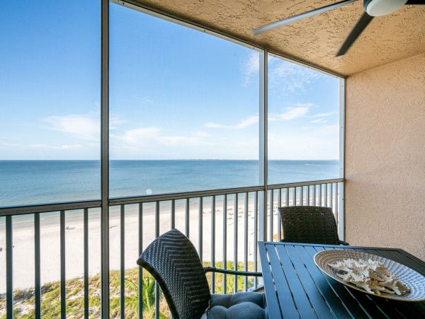 Beachfront 2 Bedroom Condo in Fort Myers Beach Sleeps 8