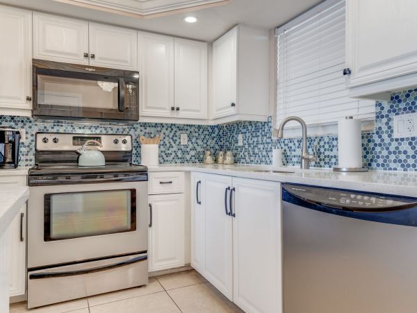 Beachfront 2 Bedroom Condo in Fort Myers Beach Sleeps 8