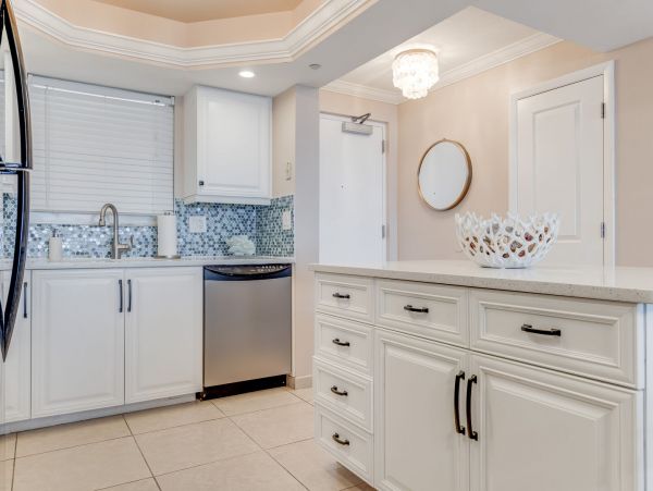 Beachfront 2 Bedroom Condo in Fort Myers Beach Sleeps 8