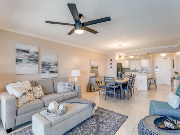 Beachfront 2 Bedroom Condo in Fort Myers Beach Sleeps 8