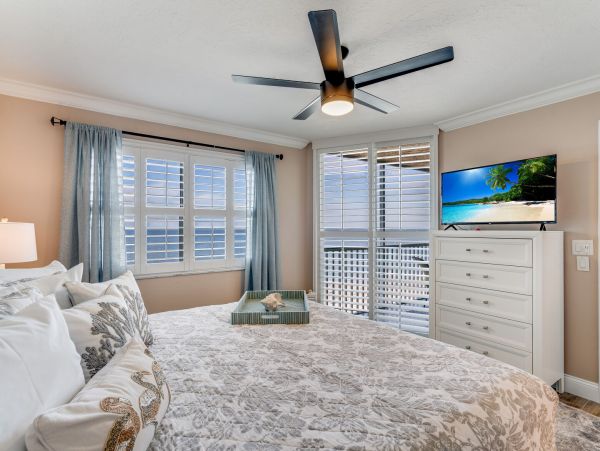 Beachfront 2 Bedroom Condo in Fort Myers Beach Sleeps 8