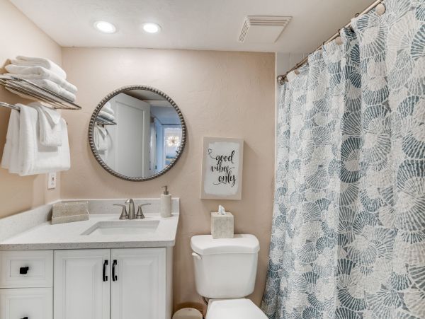 Beachfront 2 Bedroom Condo in Fort Myers Beach Sleeps 8