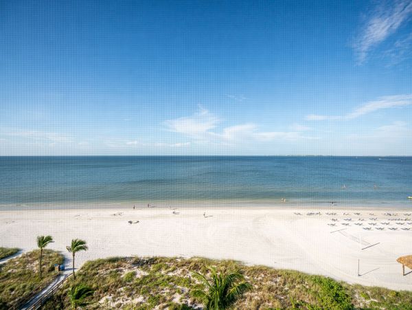 Beachfront 2 Bedroom Condo in Fort Myers Beach Sleeps 8