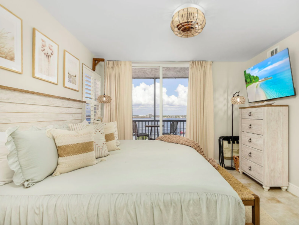 Stunning 2-Bedroom Condo with Breathtaking Gulf & Bay Views in Fort Myers