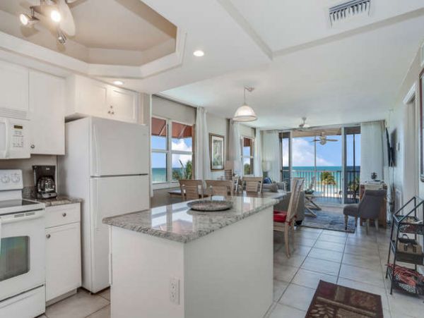 Charming 2 Bedroom Condo in Fort Myers with Full Ocean View
