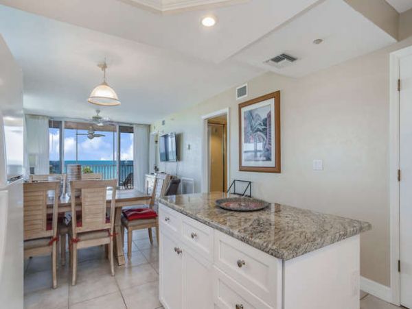Charming 2 Bedroom Condo in Fort Myers with Full Ocean View
