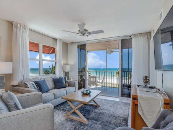 Charming 2 Bedroom Condo in Fort Myers with Full Ocean View