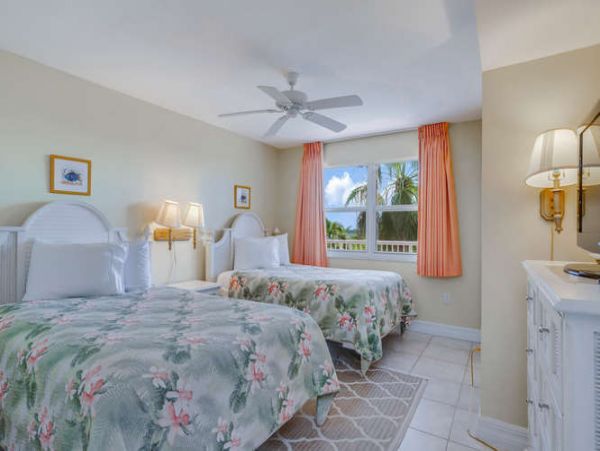 Charming 2 Bedroom Condo in Fort Myers with Full Ocean View