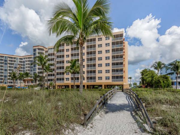 Charming 2 Bedroom Condo in Fort Myers with Full Ocean View