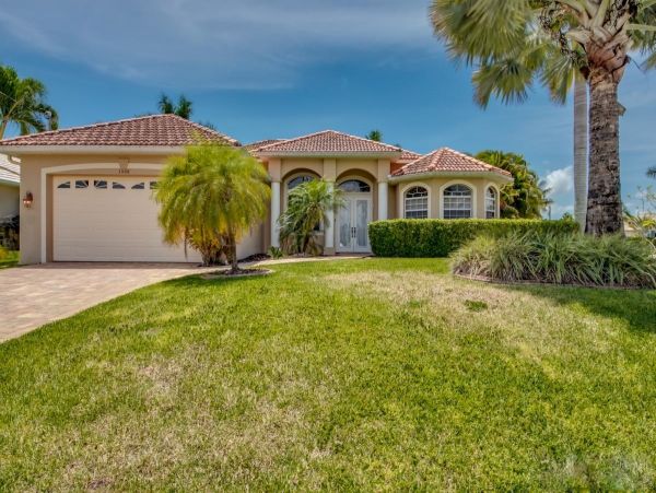 Cape Coral Vacation Home Three Bedrooms & Private Caged Pool