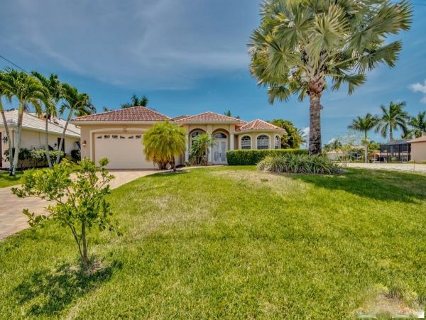 Cape Coral Vacation Home Three Bedrooms & Private Caged Pool