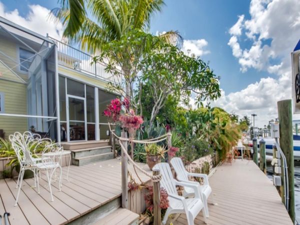 Gorgeous Canalfront Vacation Villa in Cape Coral with Pool & Dock