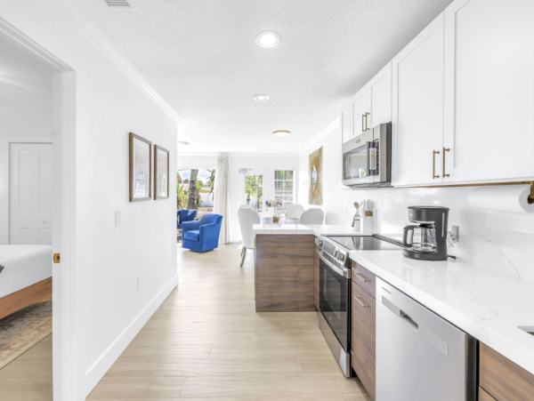 Siesta Key Vacation Rental 2-Bedroom Condo with Pool near Village