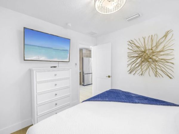 Siesta Key Vacation Rental 2-Bedroom Condo with Pool near Village