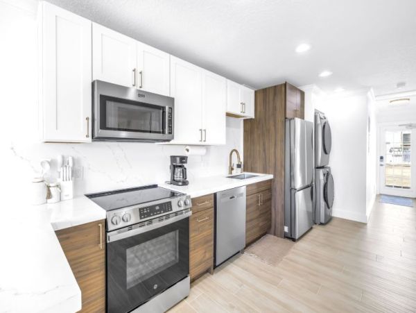 Siesta Key Vacation Rental 2-Bedroom Condo with Pool near Village