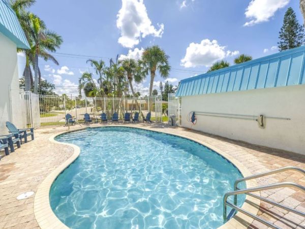 Siesta Key Vacation Rental 2-Bedroom Condo with Pool near Village