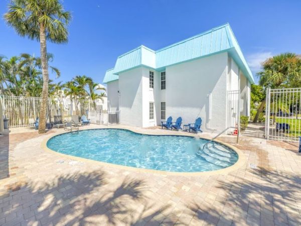 Siesta Key Vacation Rental 2-Bedroom Condo with Pool near Village