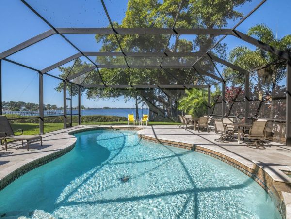Luxurious Palma Sola Bay Vacation Home - Private Pool & Dock