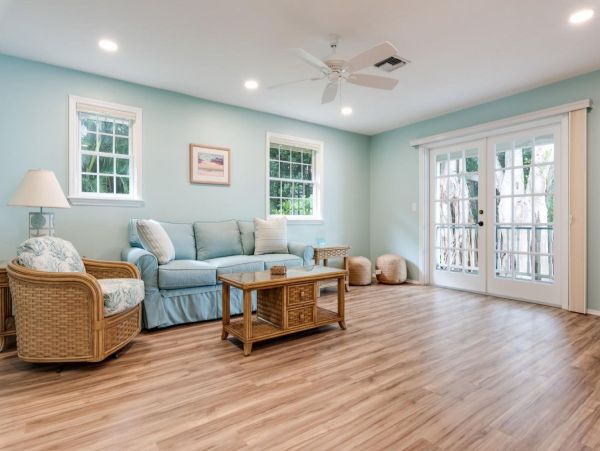 Luxurious Palma Sola Bay Vacation Home - Private Pool & Dock