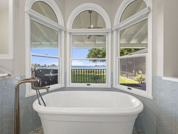 Luxurious Palma Sola Bay Vacation Home - Private Pool & Dock